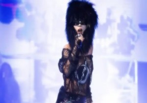 Hande Yener den kanatl� sahne �ovu 